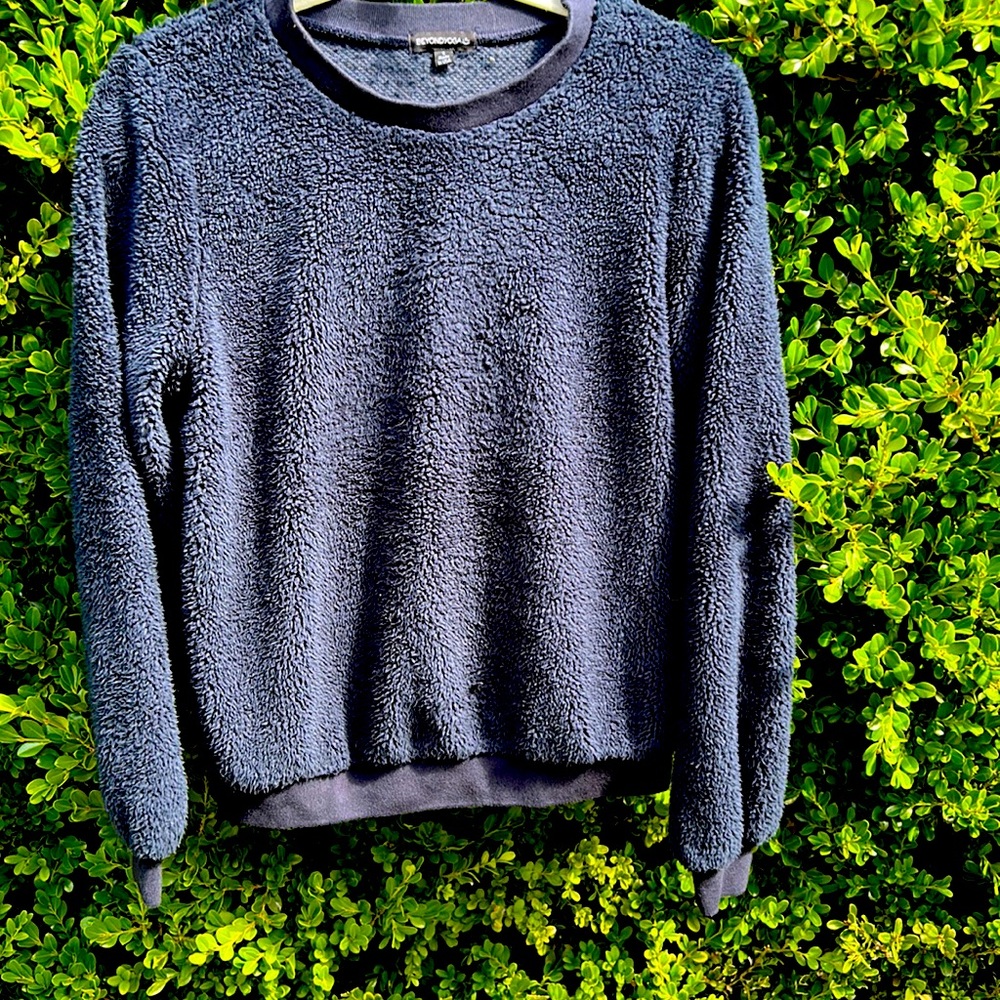 ⭐️SaleBeyond Yoga fleece top with band at the bottom hem true color is Navy Blue